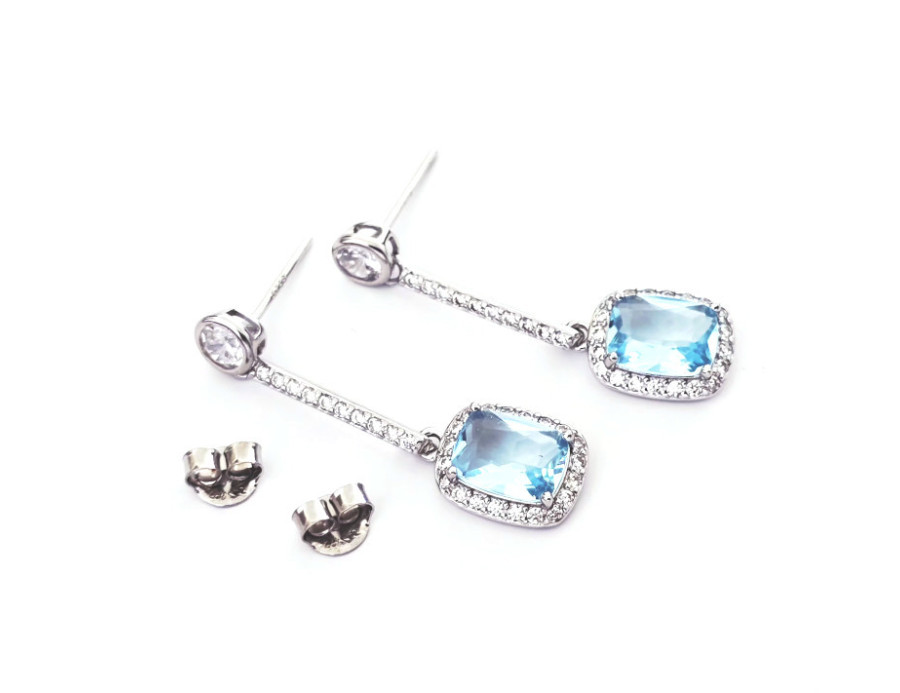 Pendientes largos celeste